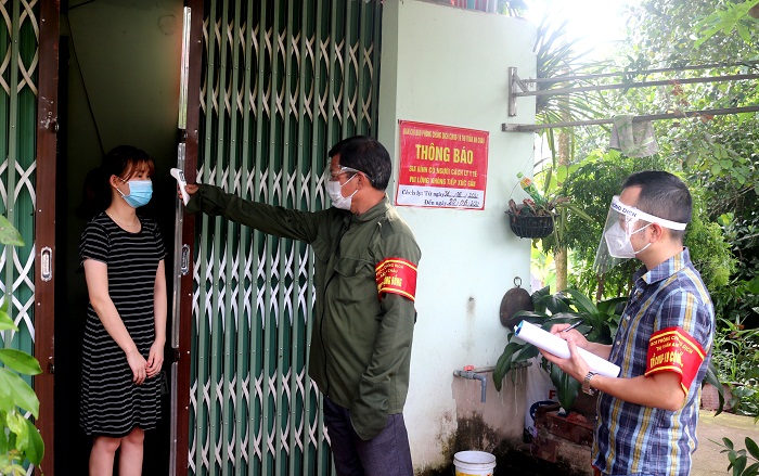 Tổ Covid cộng đồng Bắc Giang đến từng nhà để động viên người dân